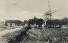 6822 Gezicht op de Rijksstraatweg te Abcoude (gemeente Abcoude-Baambrugge), uit het oosten, met rechts de korenmolen.